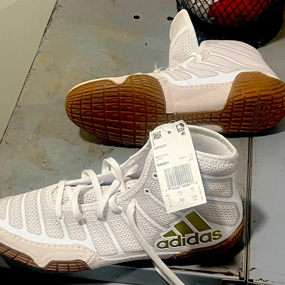 Adidas Men's Varner Wrestling Shoe, White/Matte Gold/Brown - Picture 1 of 2